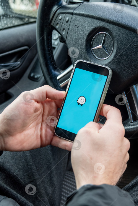 Скачать Бар, Черногория, 12 января 2026 года, приложение Waze Maps для мобильного навигатора для водителей фотосток Ozero