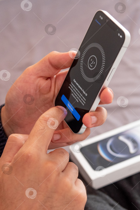 Скачать Бар, Черногория, 2 ноября 2025 года, настройка Apple face ID на новом смартфоне iPhone фотосток Ozero
