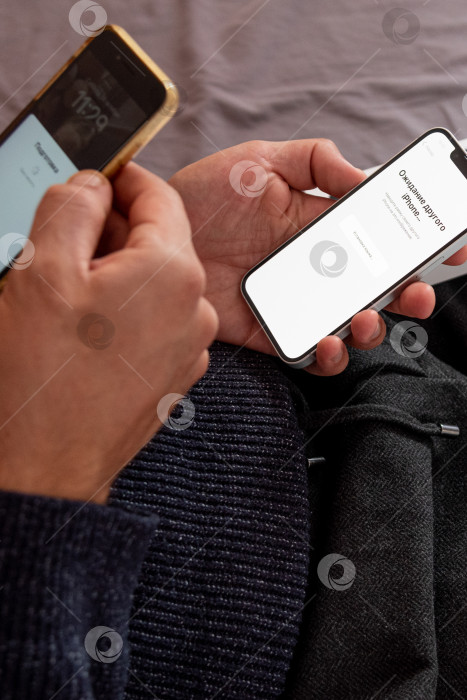 Скачать Бар, Черногория, 2 ноября 2025 года, Настройка нового iPhone, синхронизация старого телефона фотосток Ozero