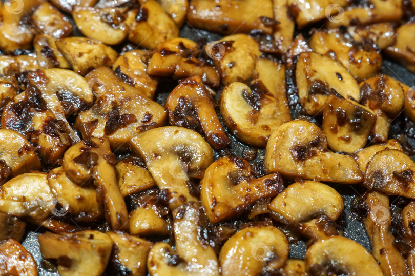 Скачать Приготовление жаренных грибов фотосток Ozero