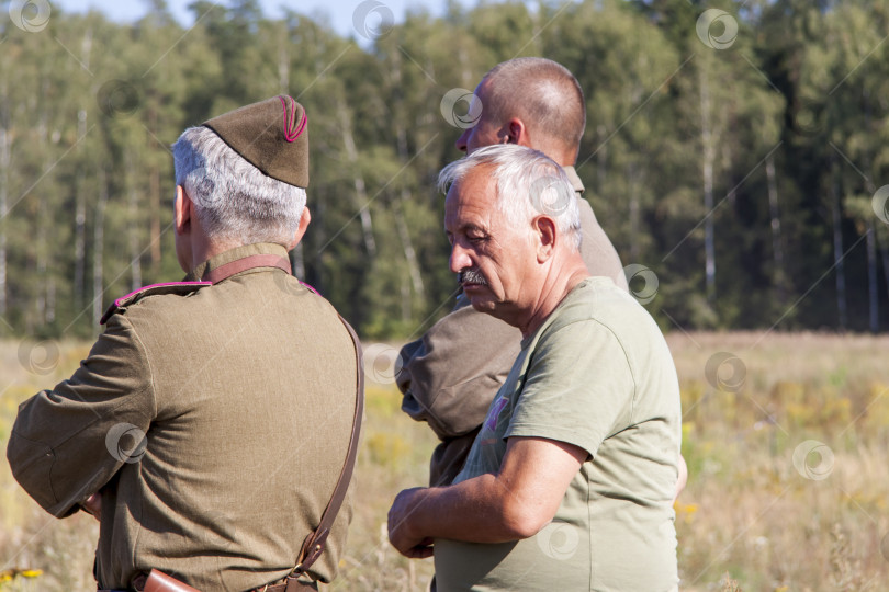 Скачать Москва, Россия, 2018-08-25, выставка военной техники, показ военной техники в действии. Военный в форме советской армии. фотосток Ozero