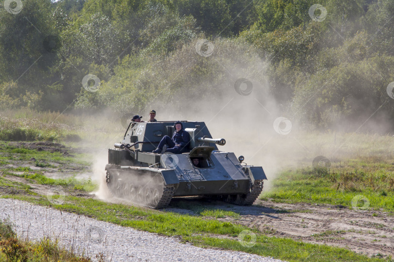 Скачать Москва, Россия, 2018-08-25, выставка военной техники, показ военной техники в действии. Военный танк, движущийся в восточном направлении. фотосток Ozero