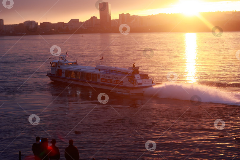 Скачать Катер на закате фотосток Ozero
