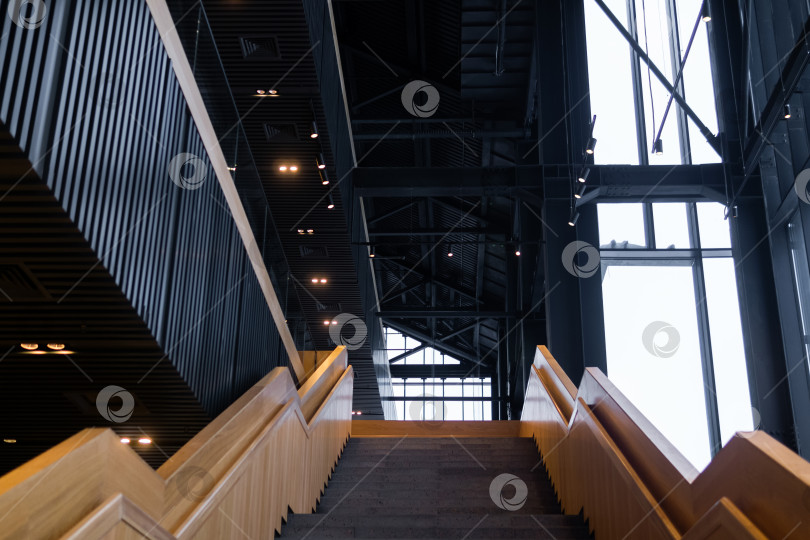 Скачать Интерьер нового здания Пермской государственной художественной галереи, лестница среди стальных конструкций фотосток Ozero