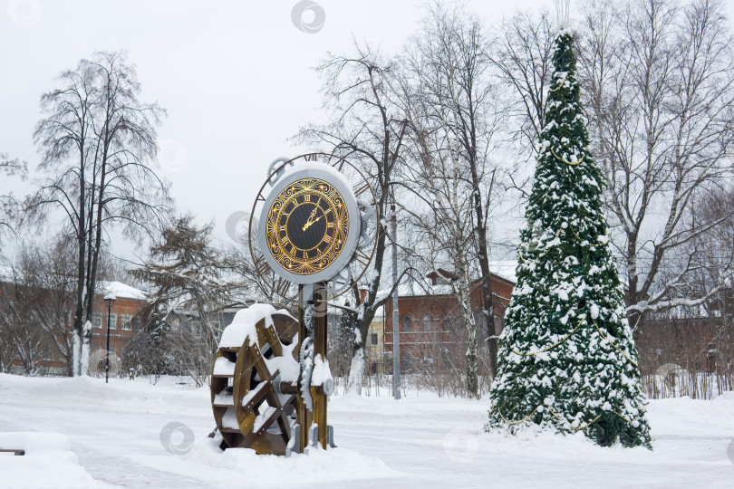 Скачать Старинные часы в городском парке зимой, Москва, Россия. фотосток Ozero