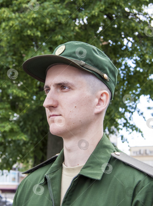 Скачать Портрет молодого солдата в военной форме. Присяга молодого новобранца в ряды Российской армии. фотосток Ozero
