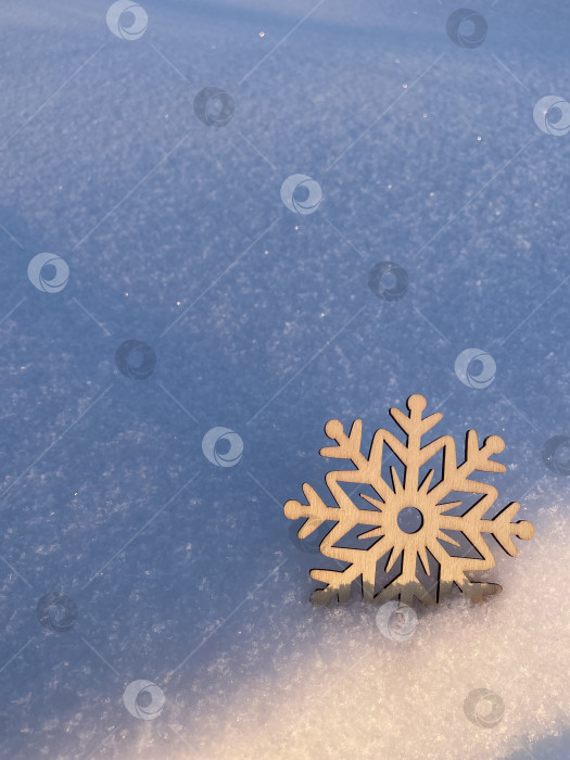 Скачать Снежинка на снегу фотосток Ozero