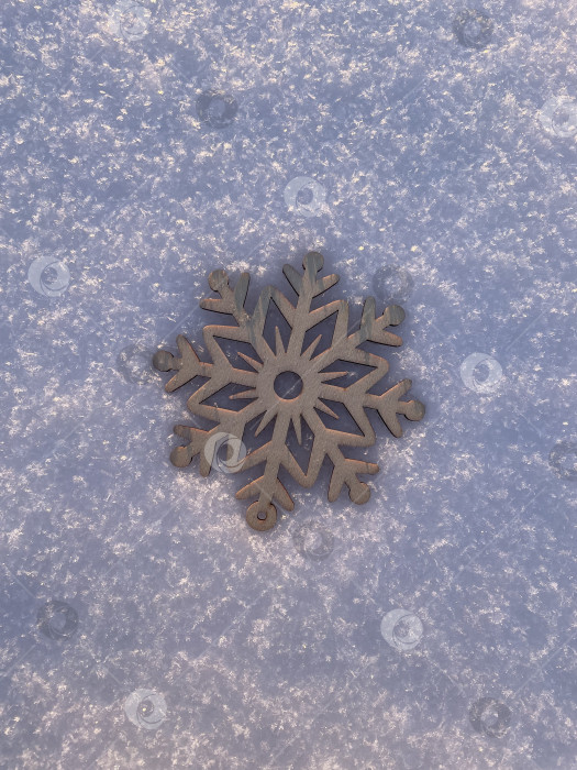Скачать Снежинка на фоне снега фотосток Ozero