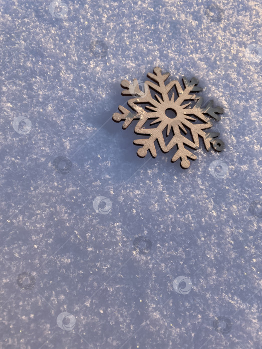 Скачать Снежинка из дерева в снегу фотосток Ozero