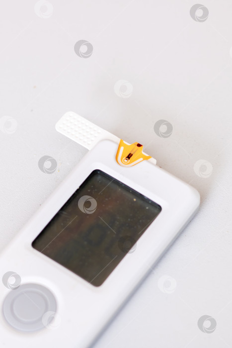 Скачать Ультрасовременное портативное устройство, созданное для ежедневного контроля уровня глюкозы в крови фотосток Ozero