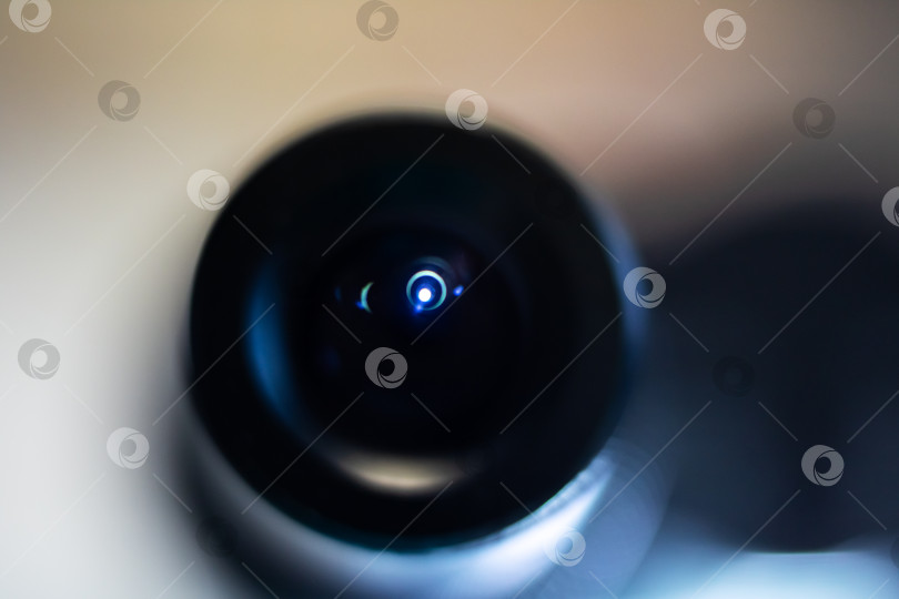 Скачать Незамеченное наблюдение, запечатленное с помощью атмосферных отражений и зернистой эстетики пленки фотосток Ozero