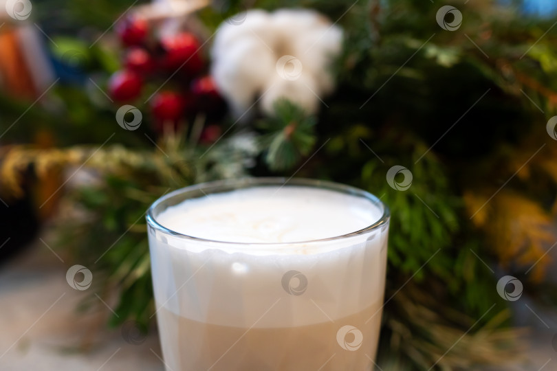 Скачать Изысканный сезонный напиток, приготовленный в очаровательной деревенской обстановке с праздничным оформлением фотосток Ozero