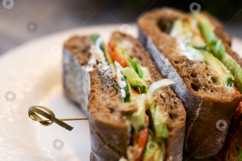 Скачать Красивая фотография, демонстрирующая приготовление питательного многослойного хлеба в теплой обстановке фотосток Ozero