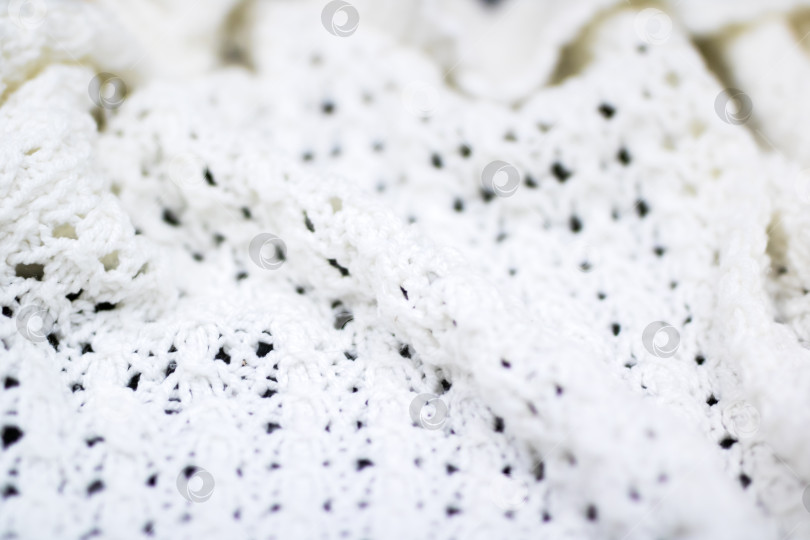 Скачать Уютное текстурное вязание крючком, крупным планом теплое вязаное покрывало с детализированной вышивкой из волокон и нежными складками фотосток Ozero