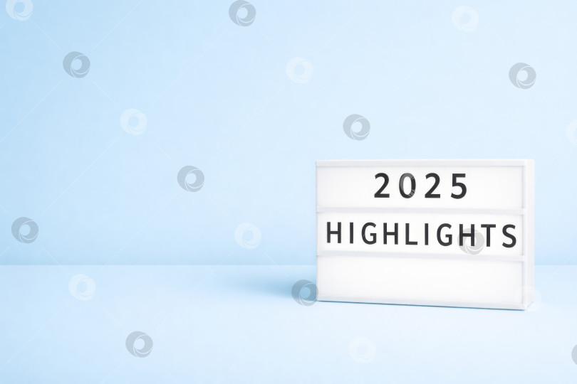 Скачать Лайтбокс, отображающий 2025 ярких моментов на минималистичном синем фоне фотосток Ozero