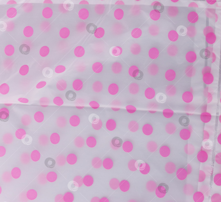 Скачать Фрагмент плащевой ткани в розовый горошек крупным планом.  Концепция удобной одежды фотосток Ozero