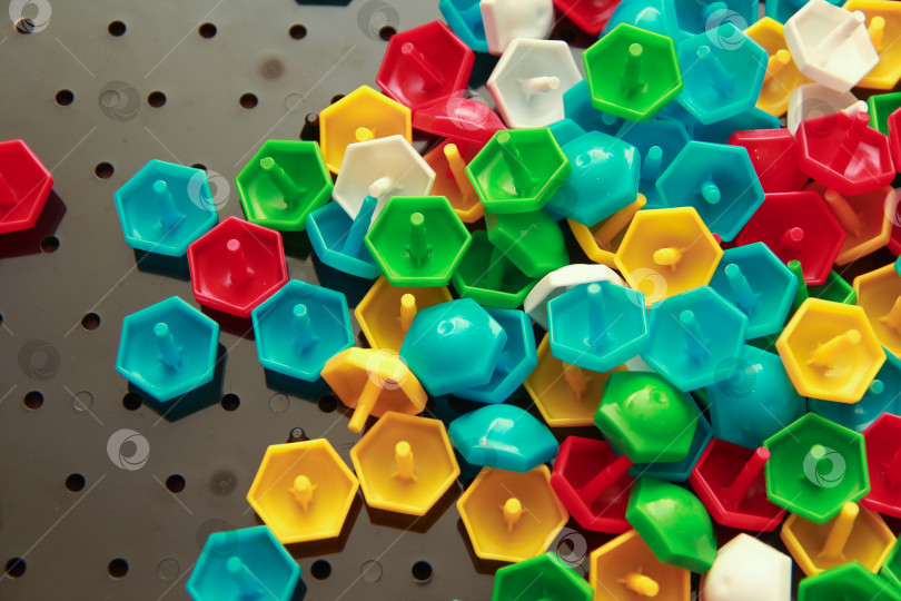 Скачать Рассыпанная детская мозаика фотосток Ozero