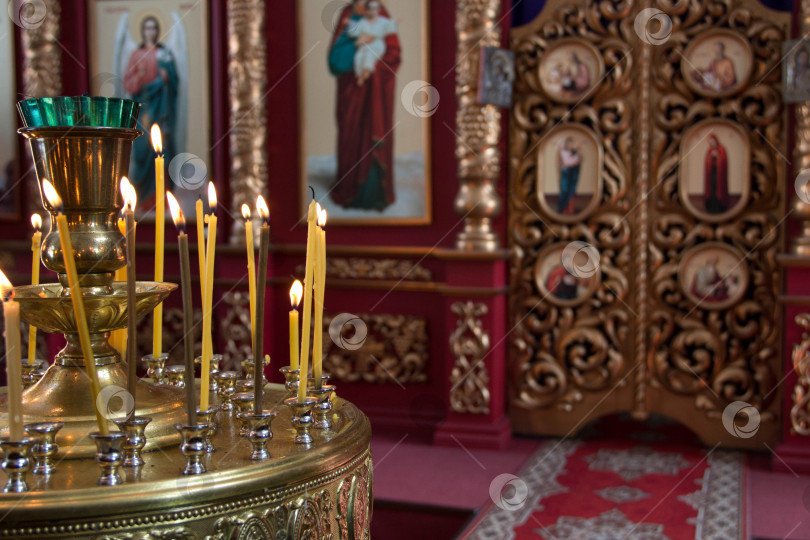 Скачать с. Челухово, Беловский муниципальный район, Кемеровская область — Кузбасс, Российская Федерация, 3 марта 2013 года: Церковь великомученика Пантелеимона, Золотой алтарь с зажженными свечами - Восточно-православная традиция фотосток Ozero