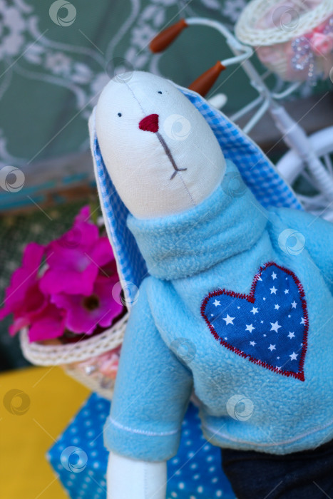 Скачать Плюшевый кролик ручной работы: Уютный пасхальный декор и креативная идея подарка с игривыми цветочными акцентами фотосток Ozero