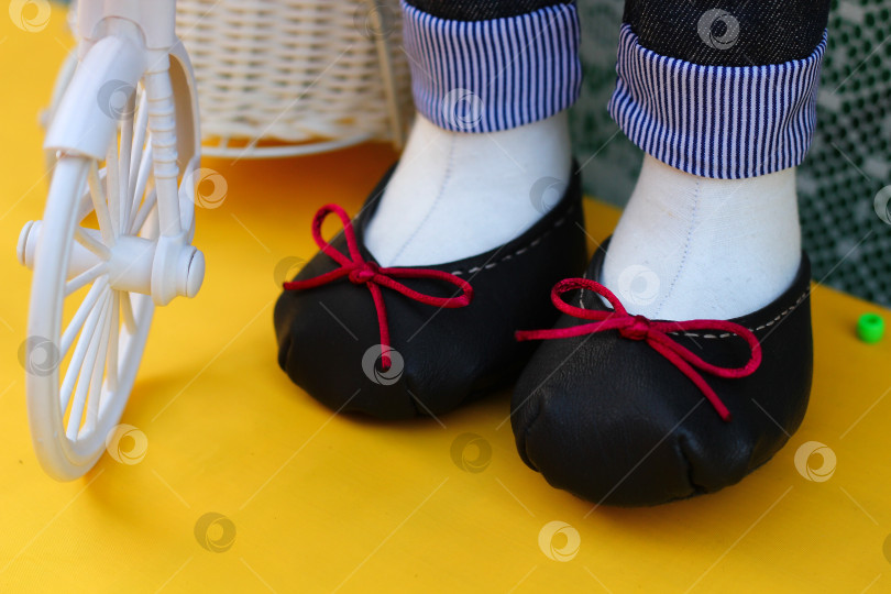 Скачать Тканевая кукла ручной работы с миниатюрными туфельками и велосипедом - Художественная поделка крупным планом фотосток Ozero