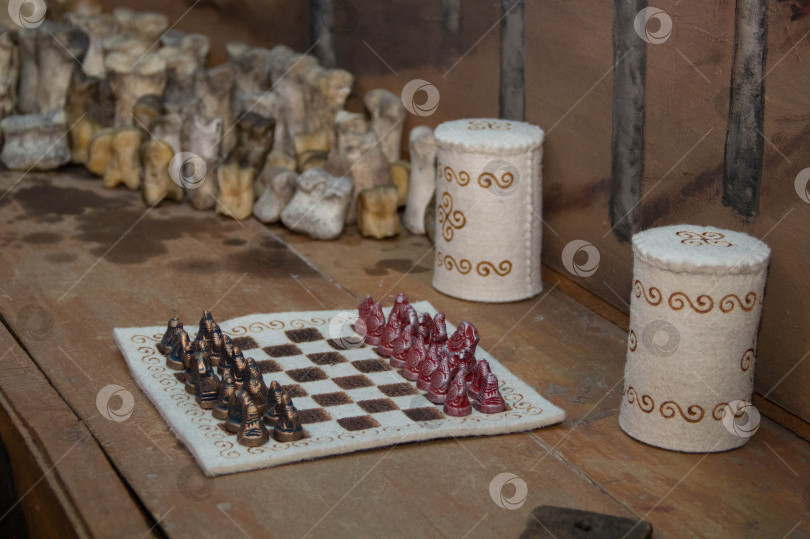 Скачать Беково, Кемеровская область, Кузбасс, Российская Федерация, 3 марта 2013 года: Историко-этнографический музей "Чолкой", Исторические шахматы из Сибири. фотосток Ozero