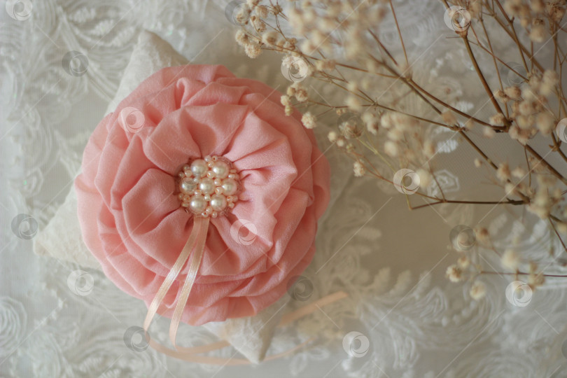 Скачать Подушечка для обручальных колец с текстильным цветком. Вид сверху. фотосток Ozero