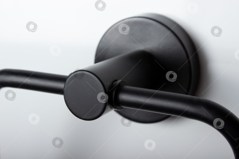 Скачать Круглый черный минималистичный держатель для туалетной бумаги фотосток Ozero