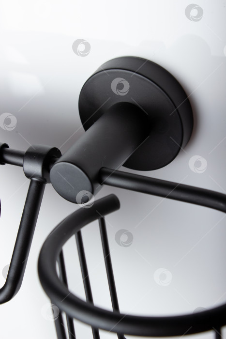 Скачать Круглый черный минималистичный держатель для туалетной бумаги с корзиной фотосток Ozero