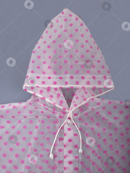 Скачать Фрагмент розового плаща в горошек крупным планом со шнурками? накидка и пуговицы.  Концепция водонепроницаемой одежды. фотосток Ozero