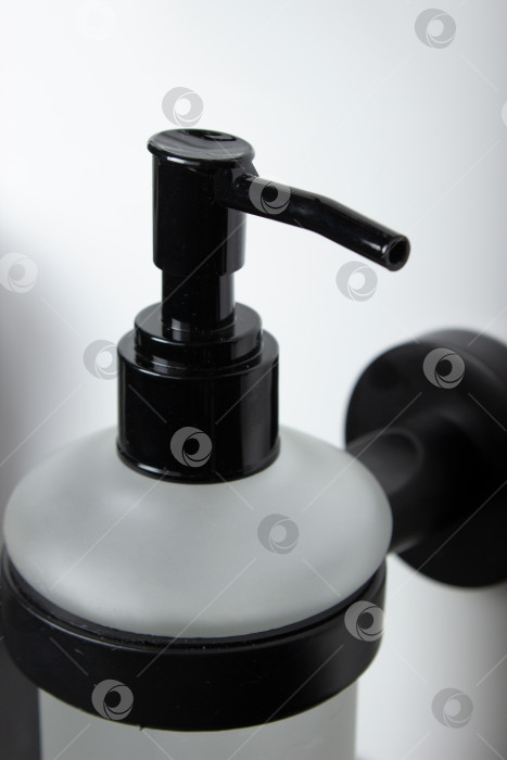 Скачать Черный настенный дозатор жидкого мыла фотосток Ozero