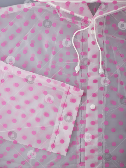 Скачать Стильный розовый плащ в горошек с капюшоном на завязках - Легкая водонепроницаемая модная одежда фотосток Ozero