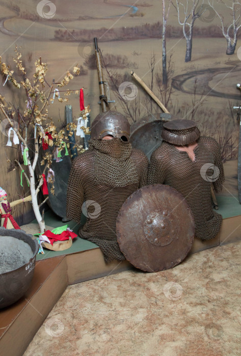 Скачать Беково, Кемеровская область, Кузбасс, Российская Федерация, 3 марта 2013 г.: Историко-этнографический музей "Чолкой", Доспехи и оружие воинов-телеутов - экспозиция музея Сибири фотосток Ozero