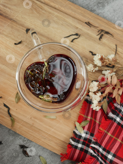 Скачать Чайная чашка в форме сердца на деревянном подносе фотосток Ozero