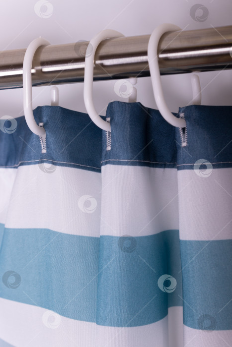 Скачать Занавеска для ванны в синюю полоску с люверсами фотосток Ozero