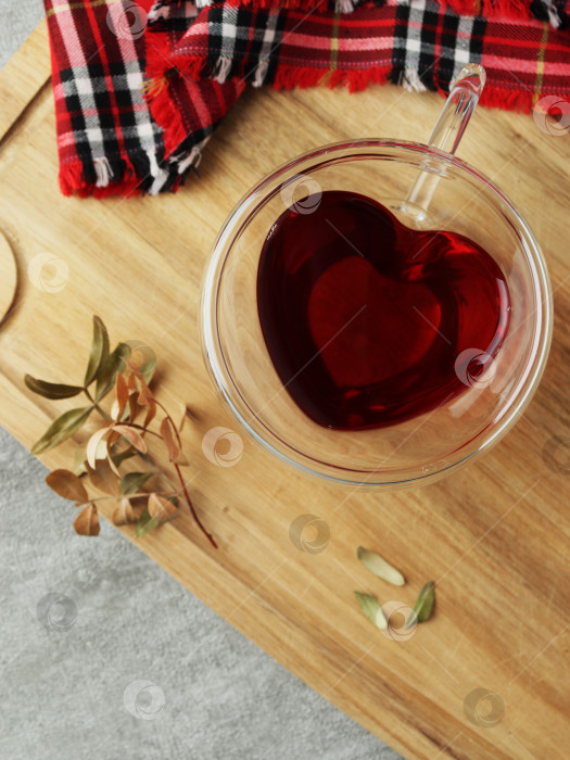 Скачать Натюрморт, чай в постель. чашка в форме сердца с красной косичкой.  Дома. Ленивый уик-энд. фотосток Ozero