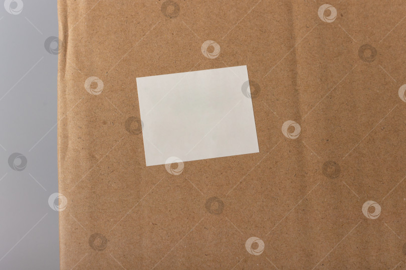 Скачать Картонная коробка с наклейкой на лицевой стороне фотосток Ozero