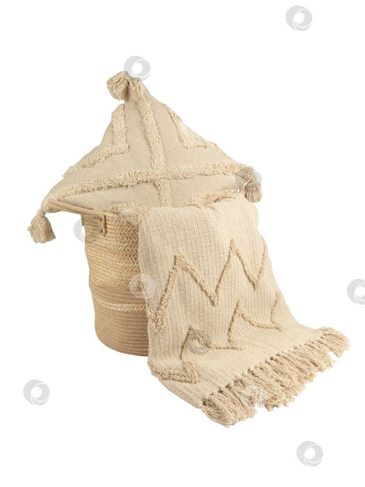 Скачать уютная корзинка, наполненная одеялом и подушкой, выделяющаяся на белом фоне фотосток Ozero