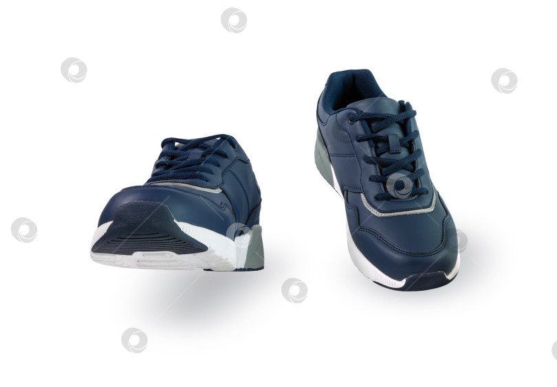 Скачать Спортивные кроссовки на белом изолированном фоне. фотосток Ozero