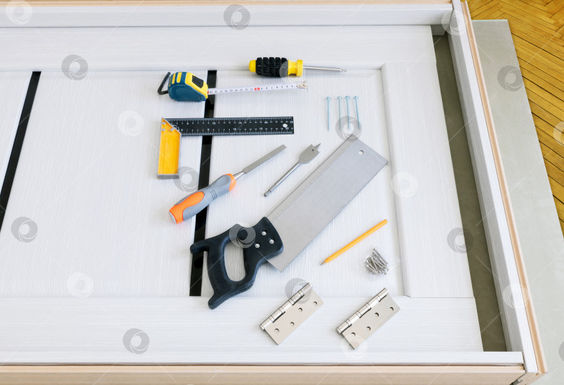 Скачать Набор ручных инструментов для установки дверей и установки петель. фотосток Ozero