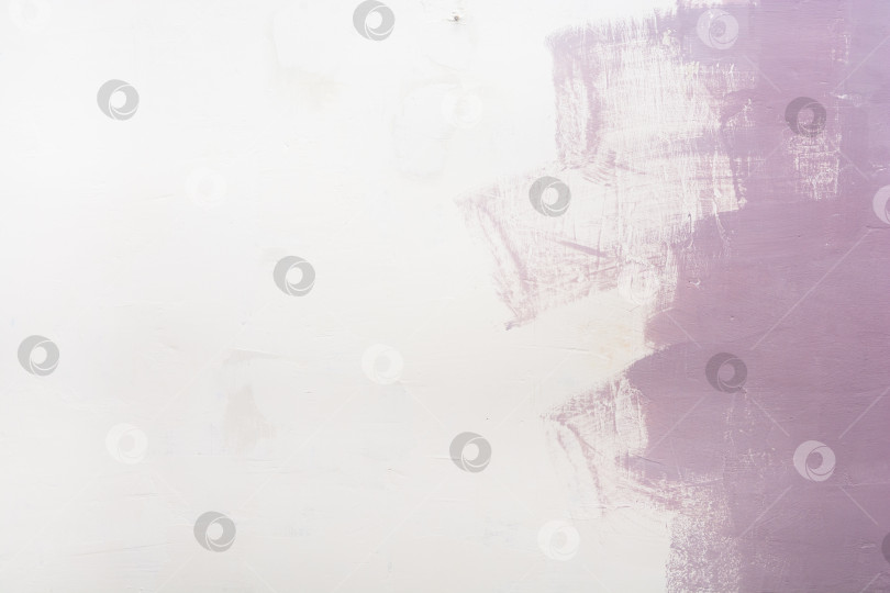 Скачать Старая белая стена, небрежно выкрашенная в фиолетовый цвет, в качестве фона. Ремонт дома или квартиры своими руками фотосток Ozero