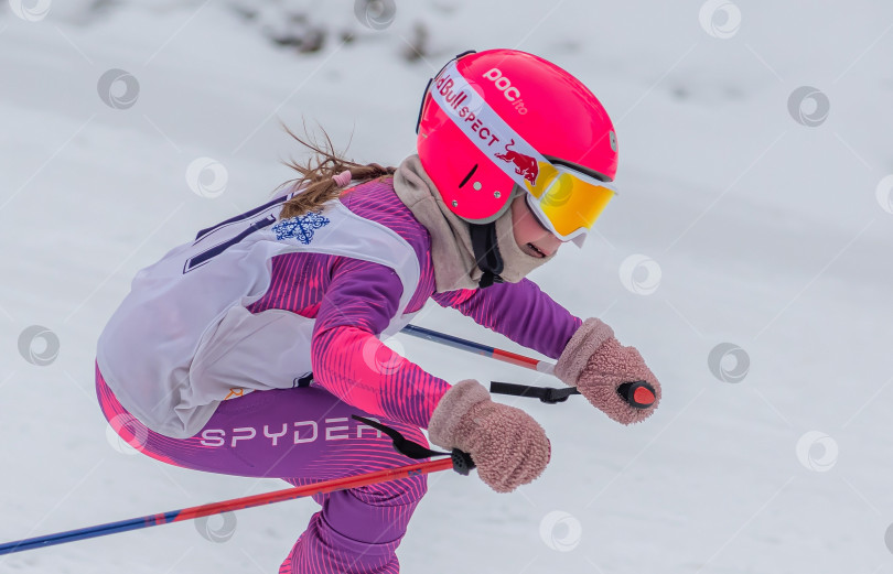 Скачать Россия, Красноярск 25 февраля 2025г. Девочка лыжница, спускается на лыжах по снежному склону. фотосток Ozero