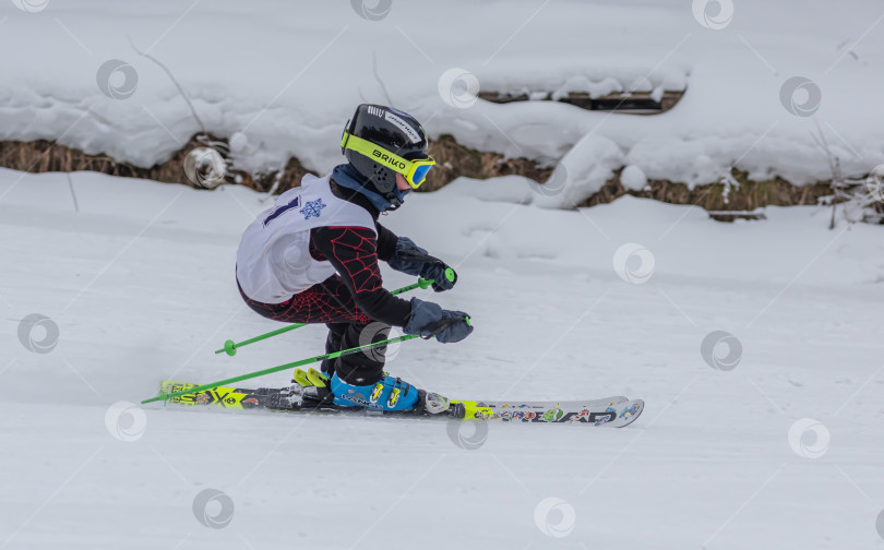 Скачать Россия, Красноярск 25 февраля 2025г. Девочка лыжница, спускается на лыжах по снежному склону. фотосток Ozero