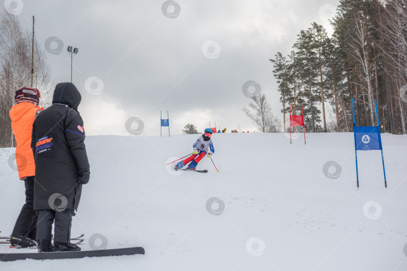 Скачать Россия, Красноярск 25 февраля 2025г. Спортивный тренер и инструктор по лыжному спорту работает со своими учениками на заснеженном горнолыжном склоне. фотосток Ozero