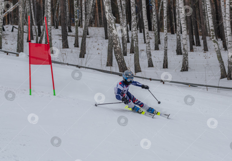 Скачать Россия, Красноярск 25 февраля 2025г. Мальчик лыжник, спускается на лыжах по снежному склону. фотосток Ozero