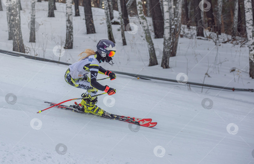 Скачать Россия, Красноярск 25 февраля 2025г. Девочка лыжница, спускается на лыжах по снежному склону. фотосток Ozero