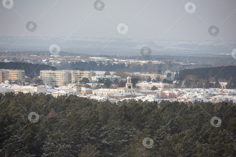 Скачать Город Железногорск Красноярский Край, с белыми зданиями и башней вдалеке, горы на горизонте. фотосток Ozero
