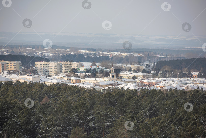 Скачать Город Железногорск Красноярский Край, с белыми зданиями и башней вдалеке, горы на горизонте. фотосток Ozero