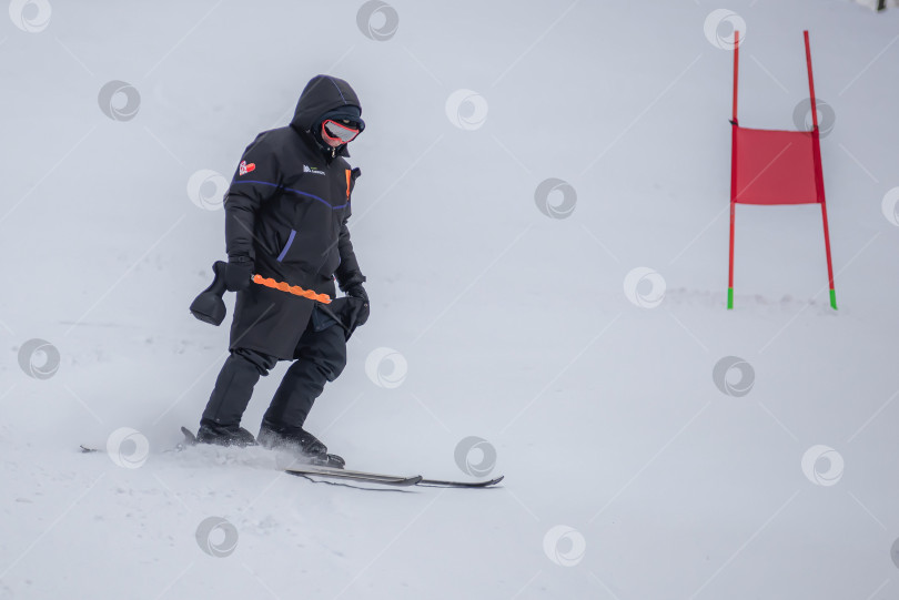 Скачать Россия, Красноярск 25 февраля 2025г. Мужчина лыжник, спускается на лыжах по снежному склону. фотосток Ozero
