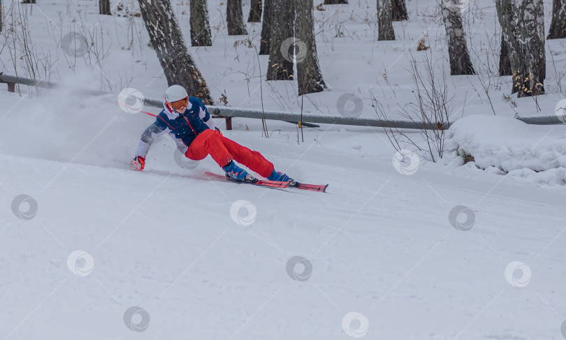 Скачать Россия, Красноярск 25 февраля 2025г. Мальчик лыжник, спускается на лыжах по снежному склону. фотосток Ozero