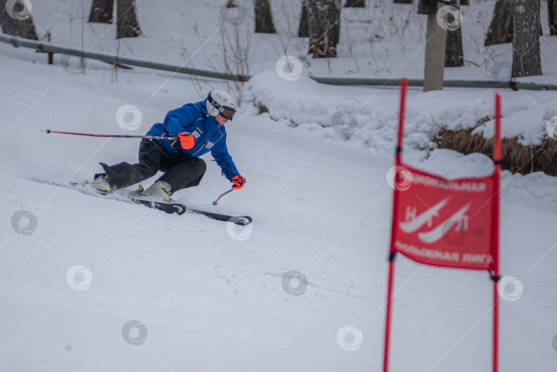 Скачать Россия, Красноярск 25 февраля 2025г. Мальчик лыжник, спускается на лыжах по снежному склону. фотосток Ozero